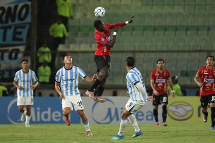 1-1. Caracas complica situación de Racing y sigue tras la sombra de Botafogo