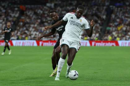 Konaté abandona la concentración de Francia por un esguince leve de rodilla