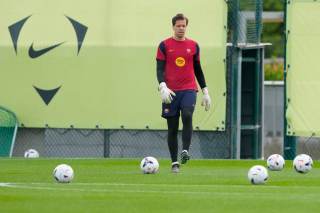 Flick deja entrever que Szczesny suplirá a Joan Garcia: "Conoce nuestra filosofía"