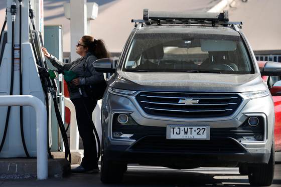 Entra en vigor en Chile un alza histórica de combustibles, junto a la primera ley de Kast