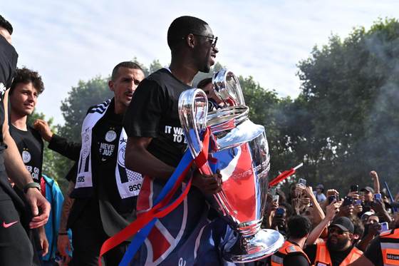 Ousmane Dembélé, en los festejos del PSG: "Volvemos el año que viene con la tercera"