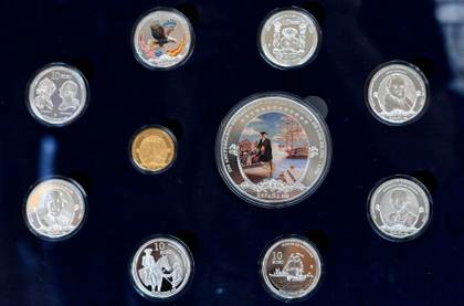Una colección de monedas conmemora el apoyo hispano a la independencia de EE. UU.