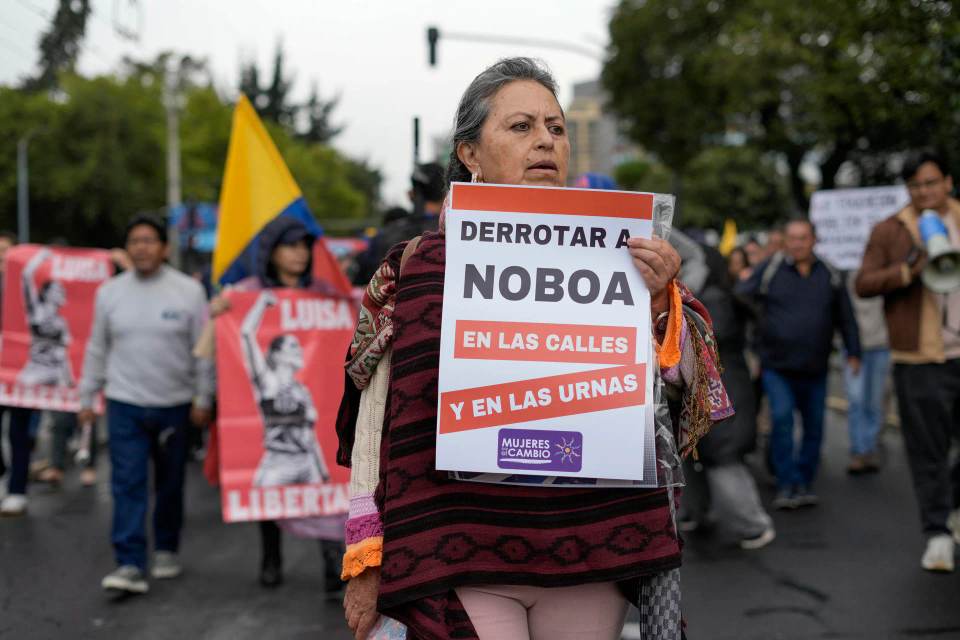 Un centenar de personas marchan contra Noboa a un mes de las elecciones locales en Ecuador