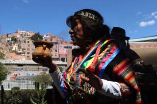 Sabios aimaras desfilan con 'ñatitas' o cráneos humanos por fiesta de difuntos en Bolivia