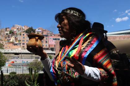 Sabios aimaras desfilan con 'ñatitas' o cráneos humanos por fiesta de difuntos en Bolivia