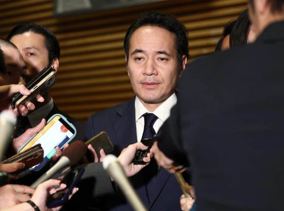 Dimite el ministro de Agricultura japonés por escándalos un mes después de su nombramiento