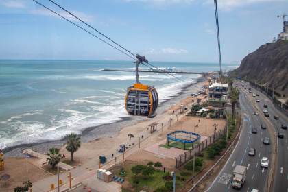Primer teleférico de Lima une a la capital peruana con el mar bajo sello de carbono neutro