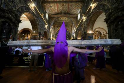 Miles de personas renuevan su fe en la procesión de Jesús del Gran Poder en Ecuador