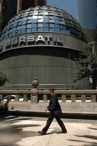 Bolsa mexicana cae 1,1 % en abril, liga dos meses a la baja y llega a 67.858,09 unidades