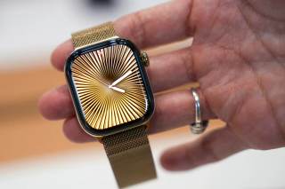 Apple dota a sus relojes de inteligencia de audio para rebobinar charlas y resumir el día