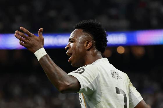 Vinícius ante la red defensiva de Bordalás