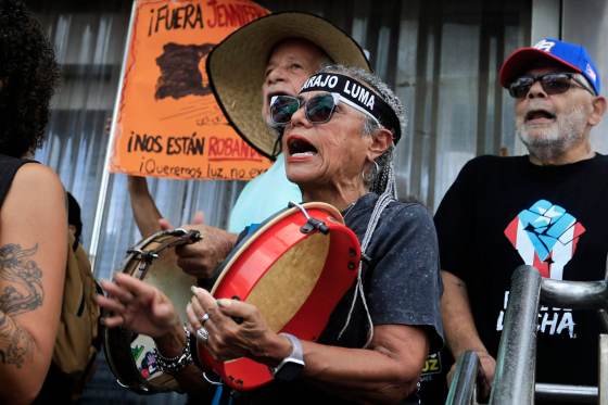 La subida de la factura de la luz y frecuentes apagones detona en protestas en Puerto Rico