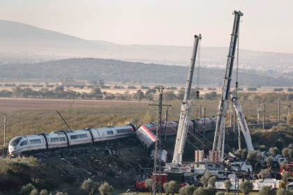 Grúas pesadas tratan de mover los vagones de los dos trenes accidentados en España