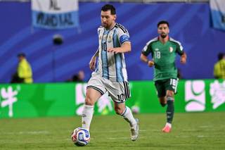 Argentina juega por la clasificación, Messi por la historia