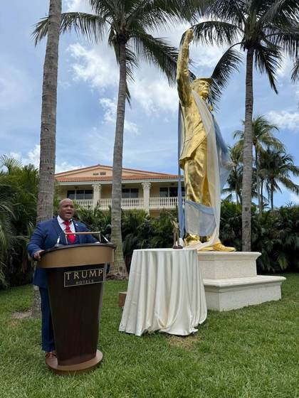 Inauguran una estatua dorada de Trump de 4,5 metros de alto en su club de golf en Florida