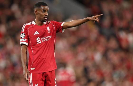 El delantero del Liverpool Alexander Isak, el fichaje más caro de la Premier, vuelve a entrenarse con el grupo tres meses después