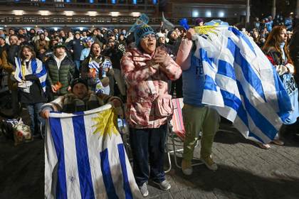 La afición uruguaya sufre en Montevideo el amargo empate con Arabia Saudí