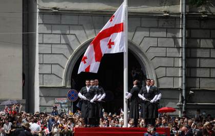 Georgia celebra sus 35 años de independencia abrazada a la religión y distanciada de la UE