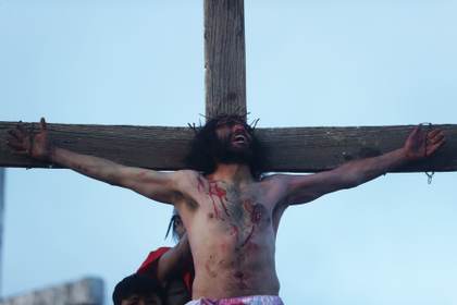 Creyentes en Bolivia conmemoran el Viernes Santo con plegarias por la paz mundial