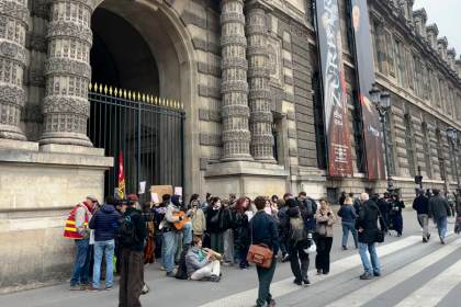 Estudiantes bloquean el acceso al Louvre en apoyo a las protestas de los institutos