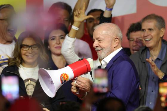 Lula reconoce que el resultado en primera vuelta es "inesperado" y critica a Bolsonaro
