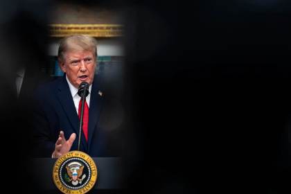 Trump firma el cambio oficial del nombre del lago Ontario a lago América
