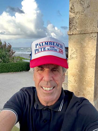 Hombre de Florida parecido a Jeffrey Epstein busca ser alcalde de Palm Beach