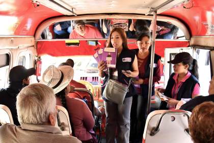 Mujeres se movilizan en semáforos en campaña contra la violencia en Bolivia