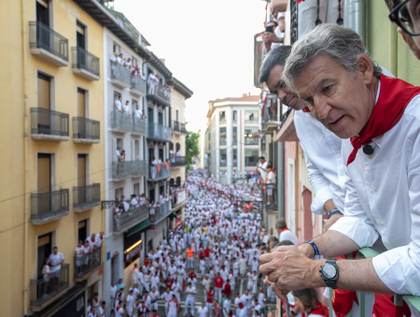Feijóo presencia el segundo encierro de San Fermín y disfruta de la fiesta en Pamplona