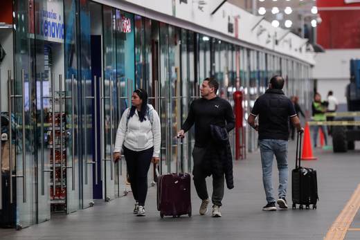 Blindado el Aeropuerto de Ciudad de México, ante protestas de maestros a horas del Mundial
