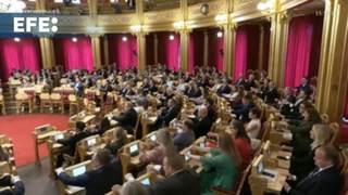 Parlamento noruego apoya con un remo simbólico a su selección de fútbol