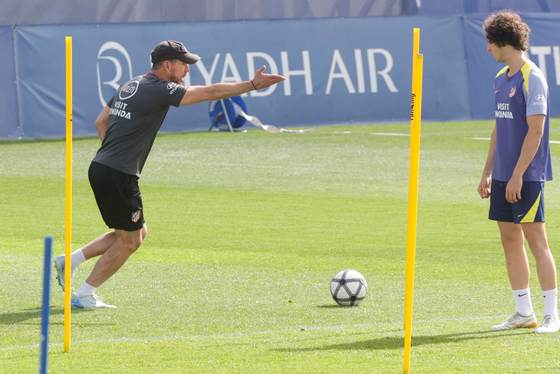 Simeone enfoca al Sevilla sin Giménez, Hancko, Barrios y Cardoso