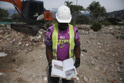 Familias buscan bajo los escombros del terremoto en Cali sus recuerdos atesorados