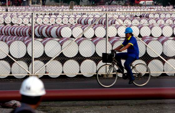 El brent cae más del 5 %, hasta 94,29 dólares, por optimismo de negociaciones EEUU-Irán