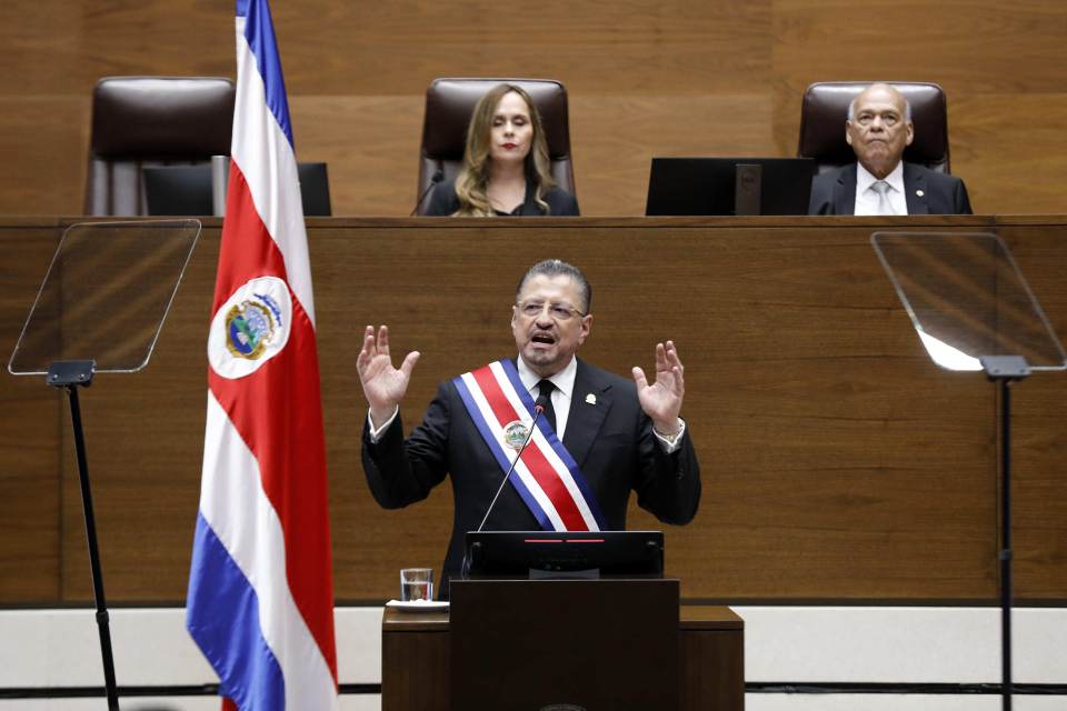 Presidente de Costa Rica destaca crecimiento de PIB y caída de la pobreza en informe final
