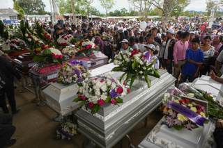 La comunidad de La Pedregosa entierra a los fallecidos en ataque en carretera colombiana