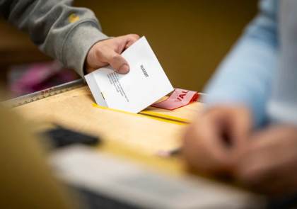 La oposición de centroizquierda toma ventaja mínima en Suecia con un resultado incierto