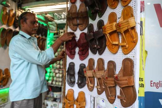 Prada lanza colección de sandalias indias tras casi un año de acusaciones de apropiación