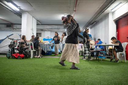 Un parking abandonado como refugio: la nueva vida de migrantes sin recursos en Tel Aviv