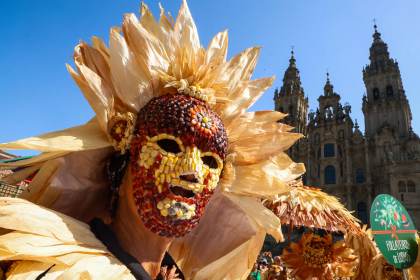 Santiago se viste de entroido en septiembre ante turistas, peregrinos y vecinos