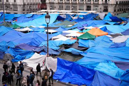 El campamento provivienda de Madrid resiste después de tres semanas de protestas