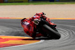 Marc Márquez hace pleno, suma su cuarta victoria de la temporada y recorta distancias