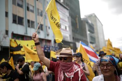 Marcha de trabajadores defiende jornada de 8 horas y exige salarios dignos en Costa Rica