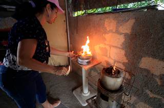 Cocinar en la Cuba de los apagones: "Cuando no tenemos corriente, prendo mi carbón"