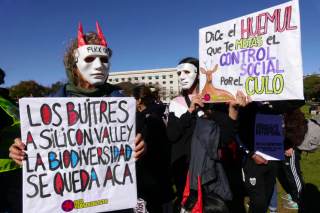 Cientos protestan frente a la casa de Peter Thiel en Buenos Aires pidiendo su desalojo