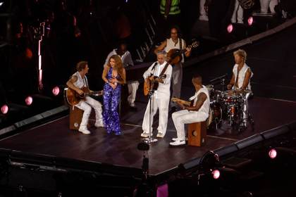 Copacabana se rinde ante Shakira cantando al lado de figuras icónicas de Brasil