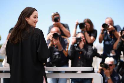 "Adoré actuar en español", dice Marion Cotillard, en Cannes con 'Karma' junto a Sbaraglia