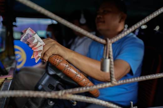 Los conductores de minibuses 'jeepney' en Filipinas en huelga por el alza del combustible