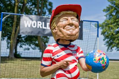 Oxfam recrea a los líderes del G7 como futbolistas para denunciar los recortes en ayudas