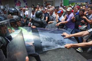 Policía bloquea marcha sindical que intentaba llegar a sede de la Presidencia de Venezuela
